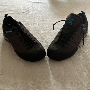 5-10 Approach shoes